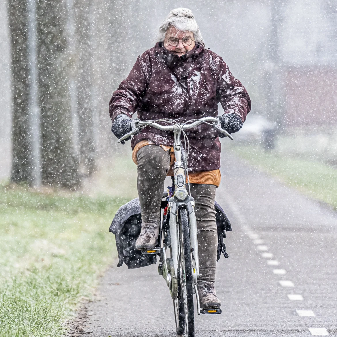 Code geel vandaag. Fietsers trotseren de sneeuw