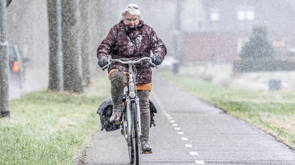 Code geel vandaag. Fietsers trotseren de sneeuw