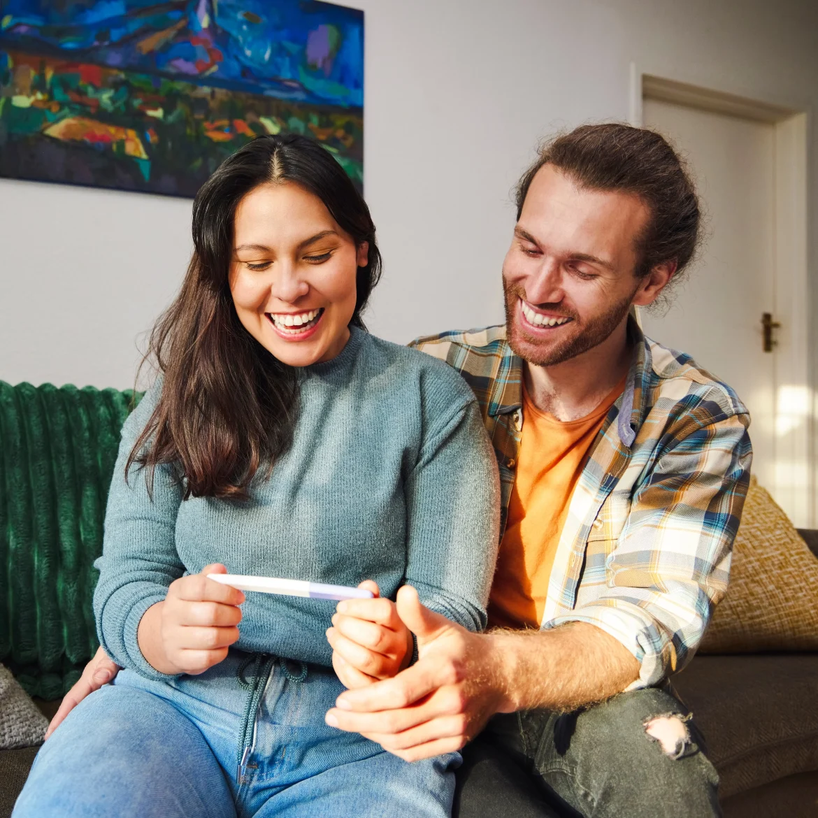 Man en vrouw met positieve zwangerschapstest