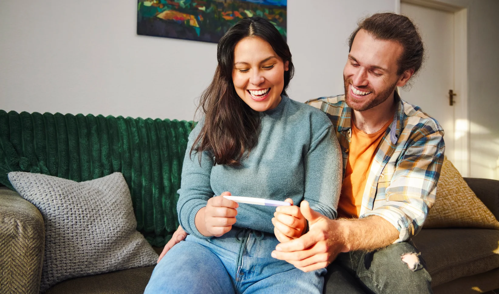 Man en vrouw met positieve zwangerschapstest