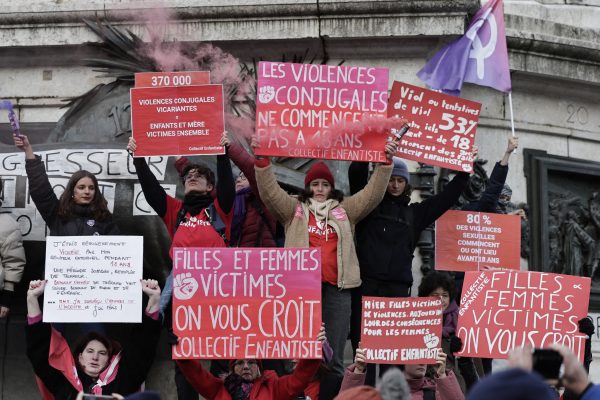 Franse betogers tegen geweld tegen vrouwen