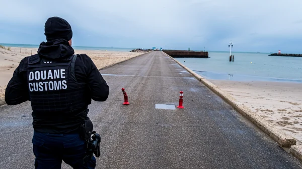 Mogelijk opnieuw drugspaketten gevonden nabij strand. Scheveningse havenhoofden