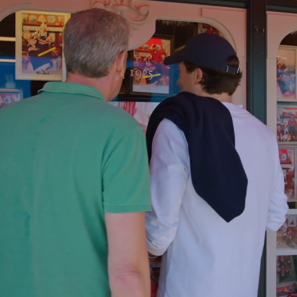 Gert kan zijn foto niet vinden in de etalage in Volendam in 'De Verhulstjes'