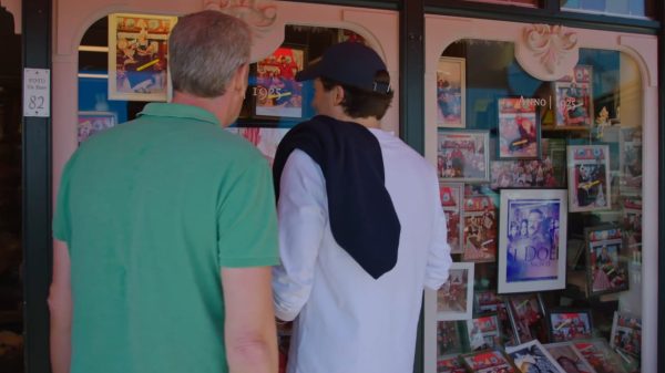 Gert kan zijn foto niet vinden in de etalage in Volendam in 'De Verhulstjes'