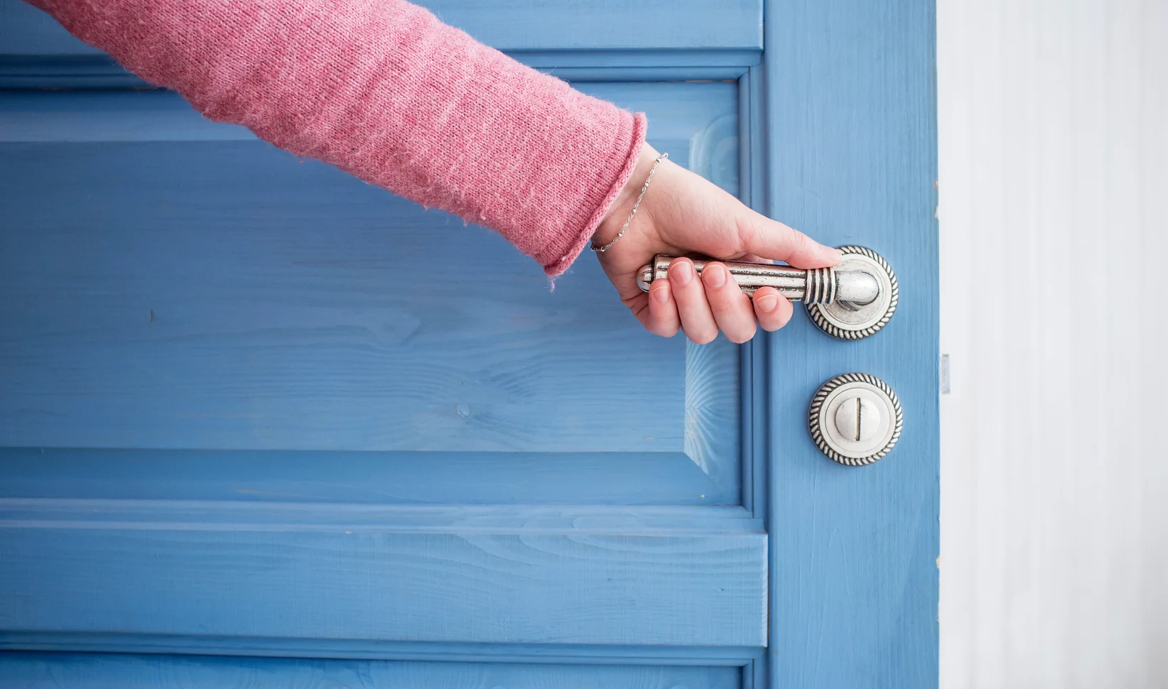 Vrouw opent deur van scharrel