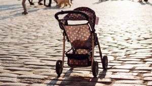 Thumbnail voor Stel loopt dagenlang rond met omgebrachte peuter in buggy: man (24) moet levenslang de cel in voor moord