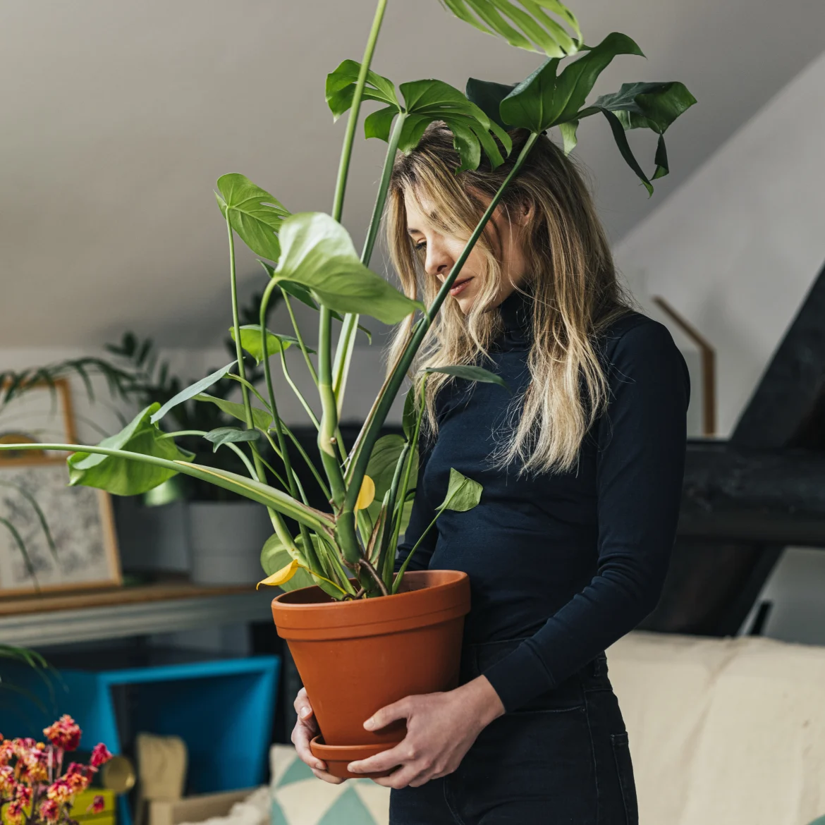 Vrouw met kamerplant