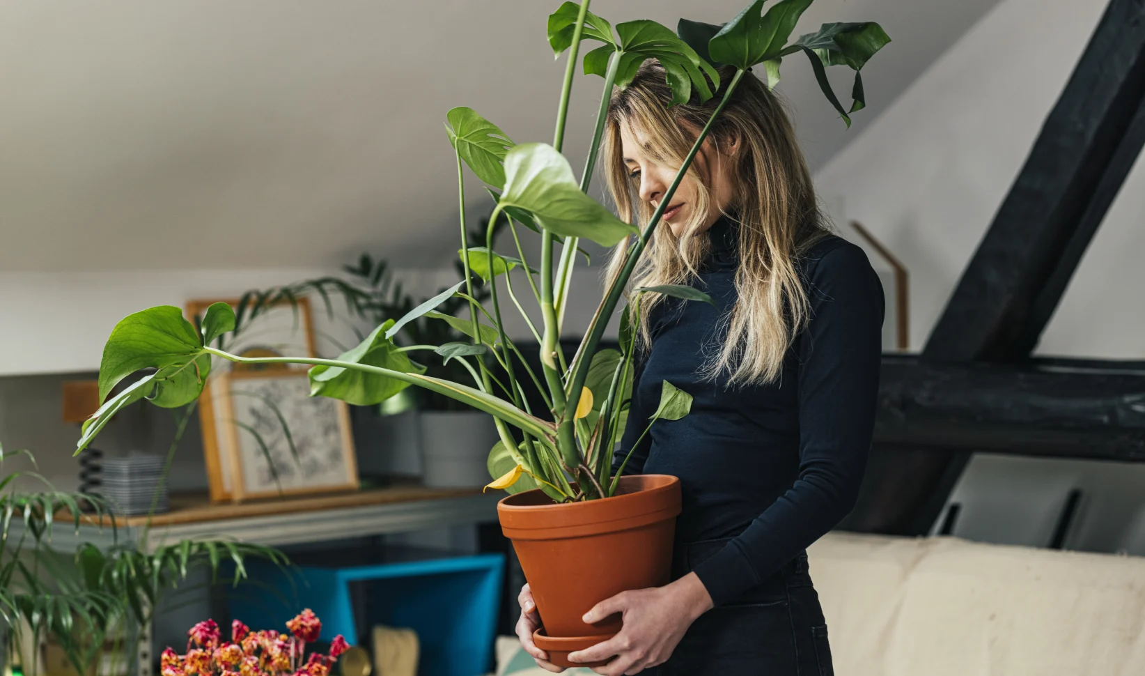 Vrouw met kamerplant