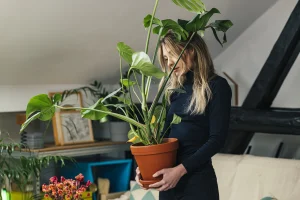 Vrouw met kamerplant