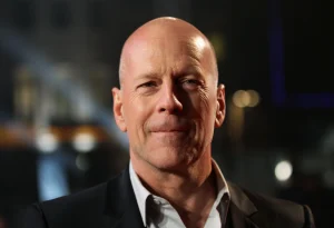 Thumbnail voor Dochters Bruce Willis delen lieve foto met zieke vader, het bordje in zijn hand zegt alles