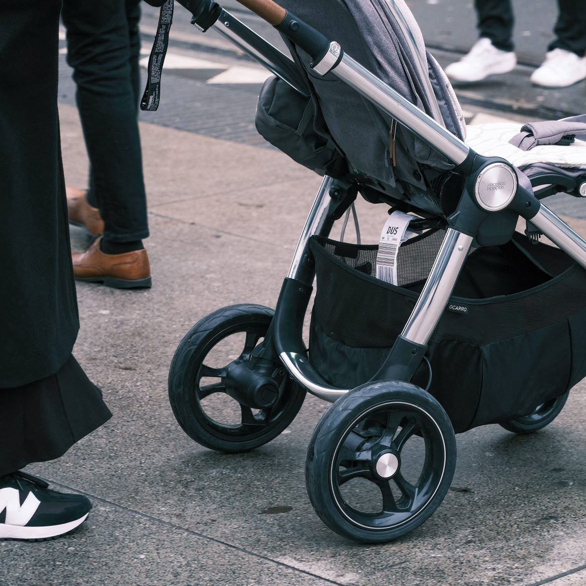 Kinderwagen te water in Amsterdam, vader springt baby achterna