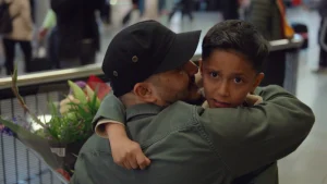 Thumbnail voor Syrisch gezin na drie jaar met elkaar herenigd in 'Hello Goodbye': 'Kinderen op jonge leeftijd moeten achterlaten'