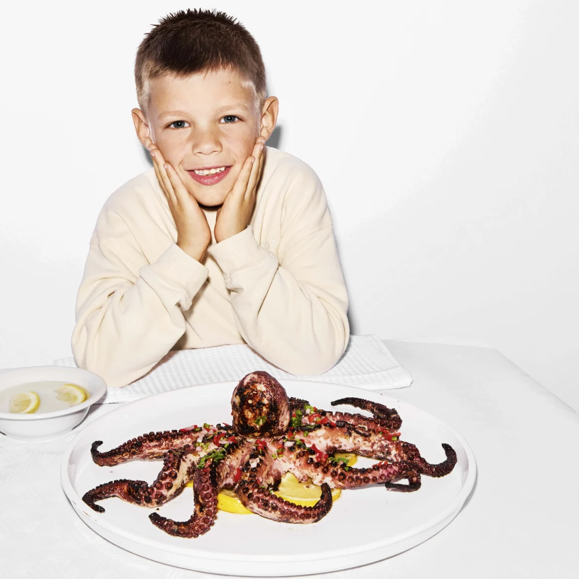 Smulpaap Michalis eet graag octopus