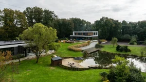 Thumbnail voor Ooit gehoord van een floating tiny house? Deze villa heeft'm als extraatje in de achtertuin