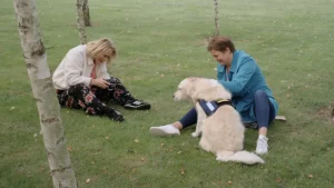 Thumbnail voor Antoinette fotografeert epilepsie-hulphond en baasje in 'Het Perfecte Plaatje': 'Zo'n hond is echt onbetaalbaar'