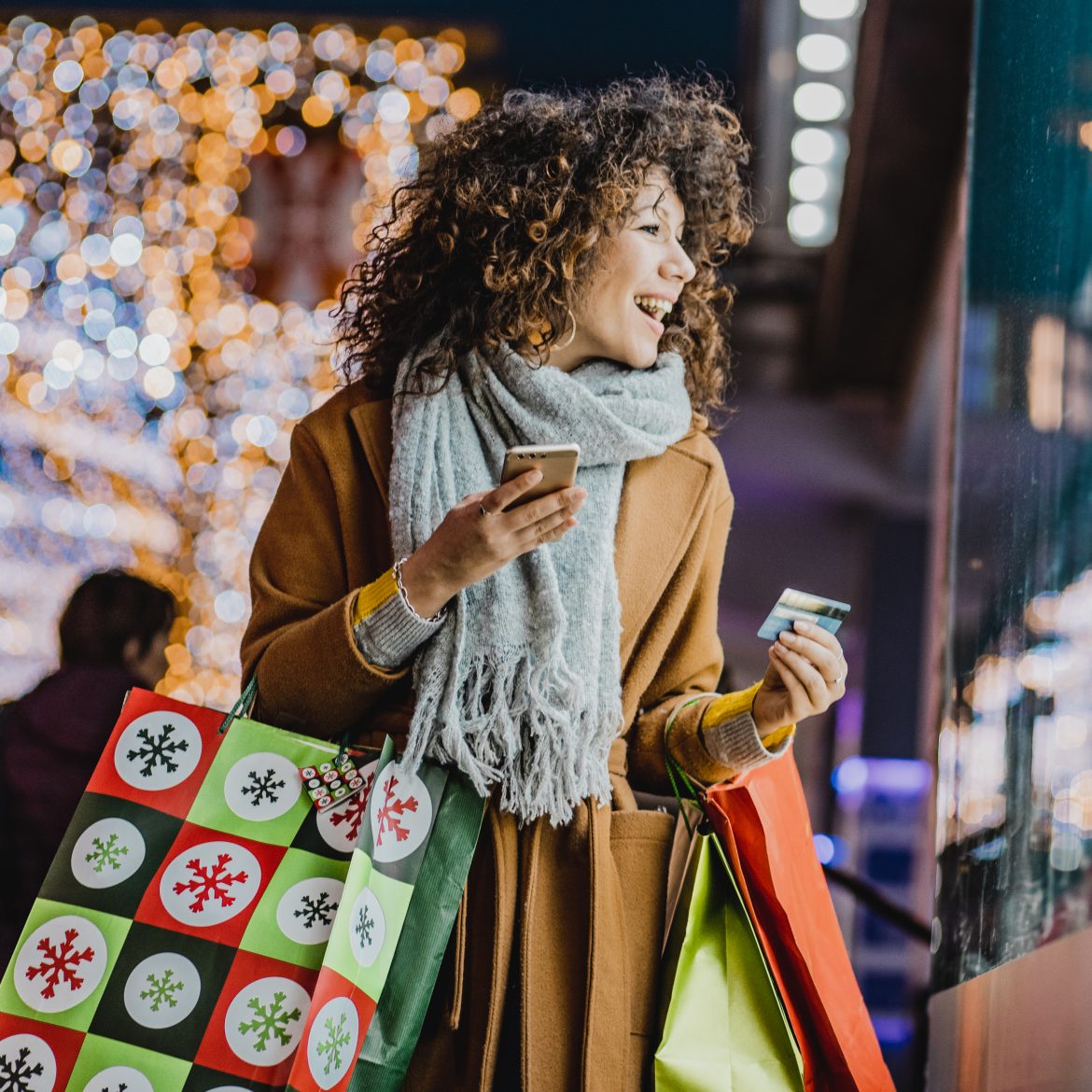 vrouw shopt kerstspullen