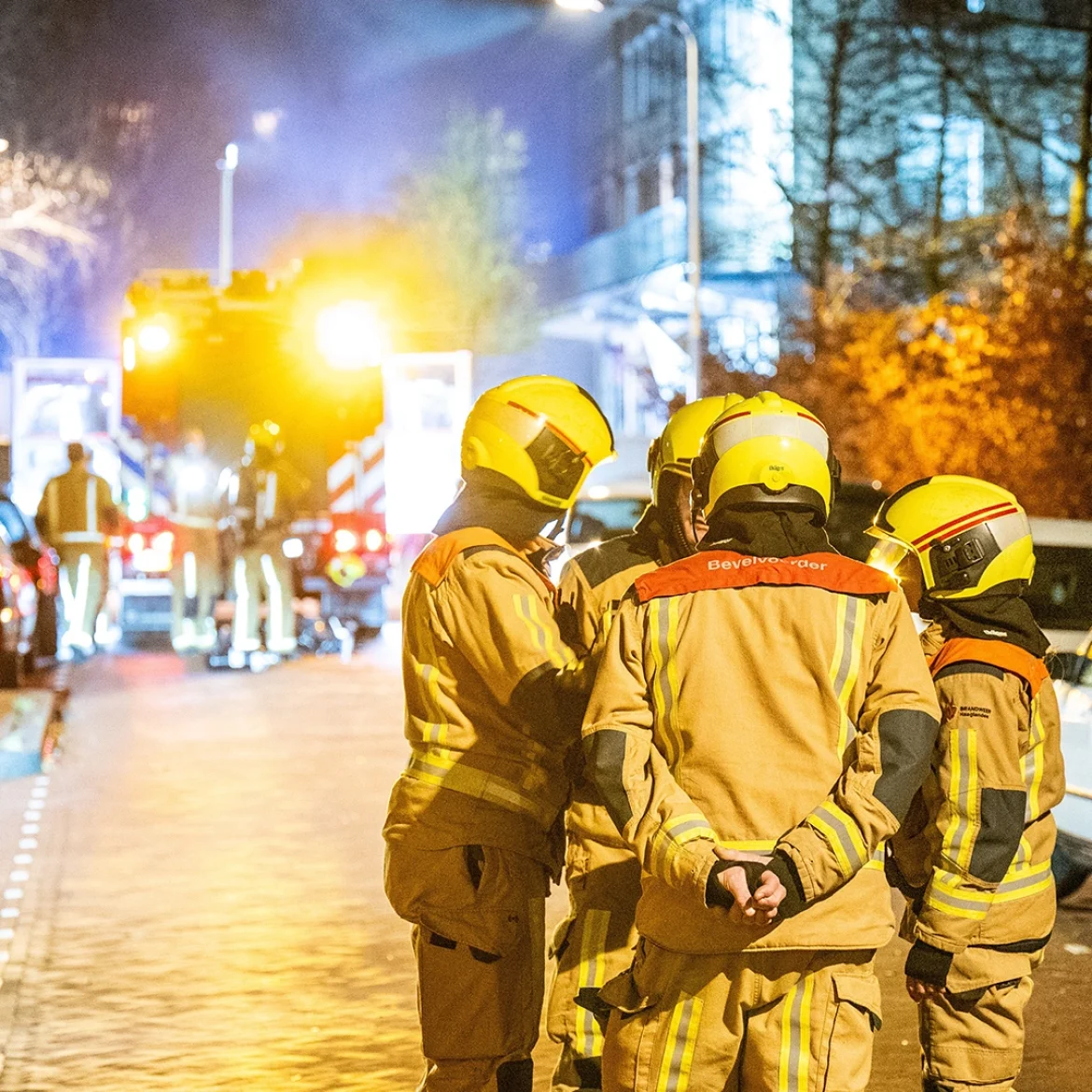 Brandweer zoekt naar mensen onder puin na explosie in Den Haag