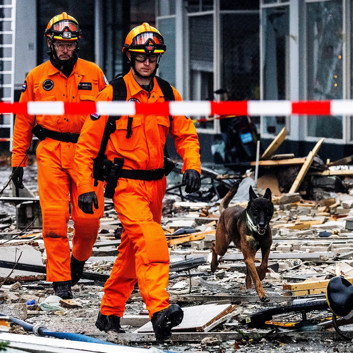 Brandweer zoekt naar mensen onder puin na explosie in Den Haag