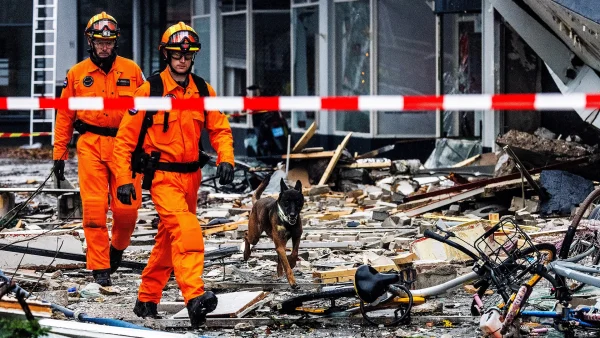 Brandweer zoekt naar mensen onder puin na explosie in Den Haag