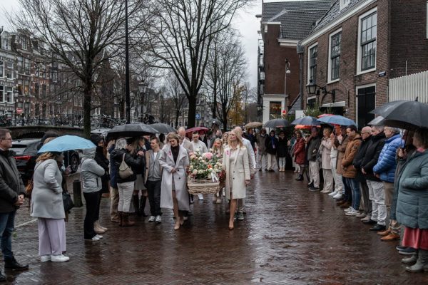 Iede Hoorn over de uitvaart van Maud: 'Ze leefde maximaal en stopte op haar hoogtepunt'