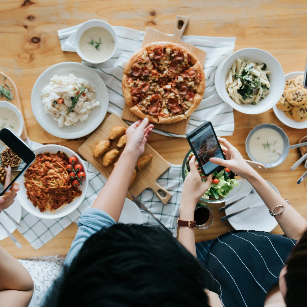 Mensen fotograferen tafel vol eten