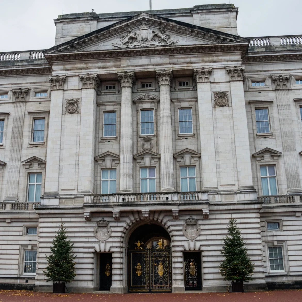 Politie grijpt in tijdens kerstborrel van personeel Buckingham Palace