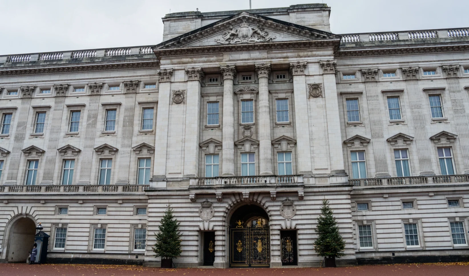 Politie grijpt in tijdens kerstborrel van personeel Buckingham Palace