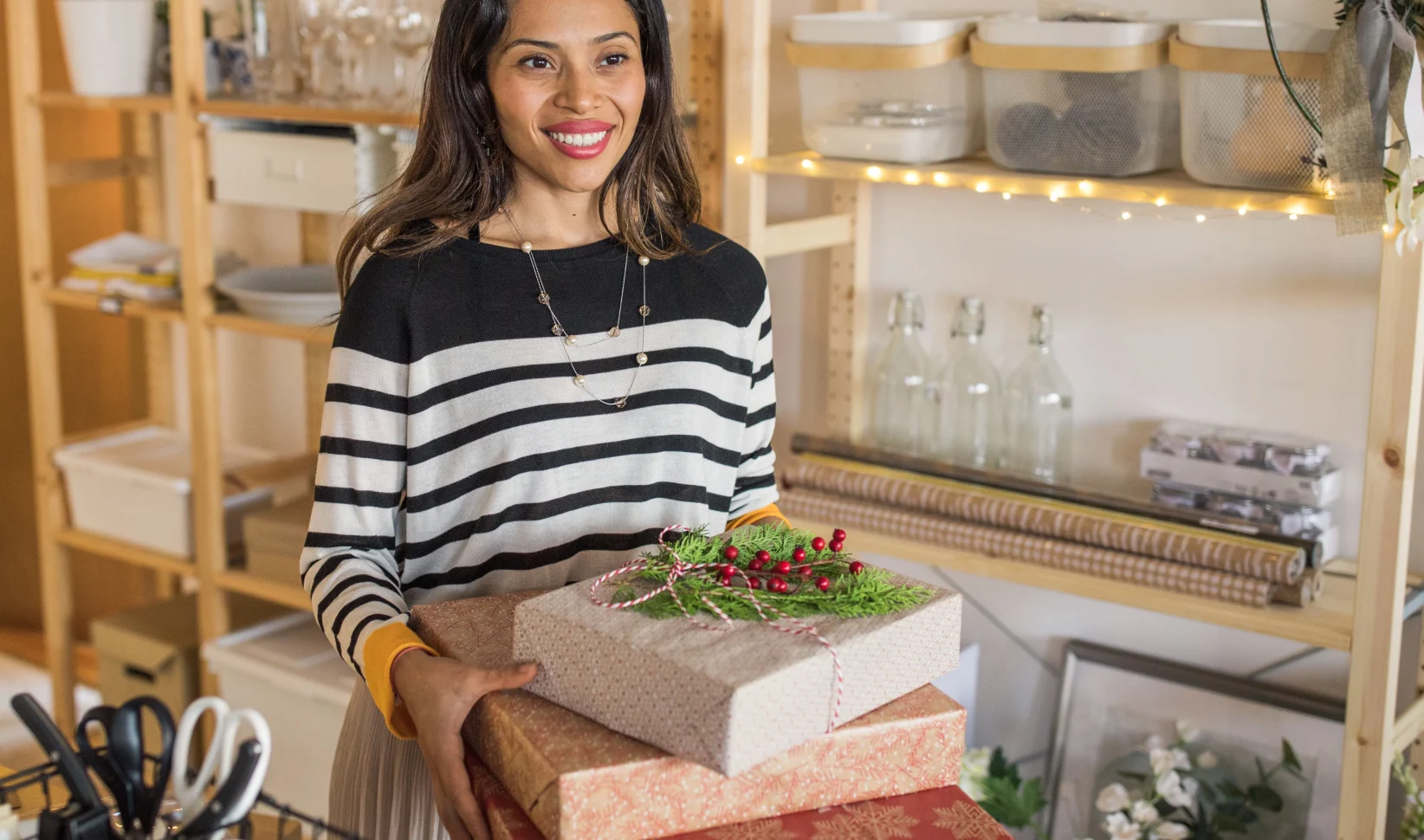 Vrouw heeft cadeaus in haar handen