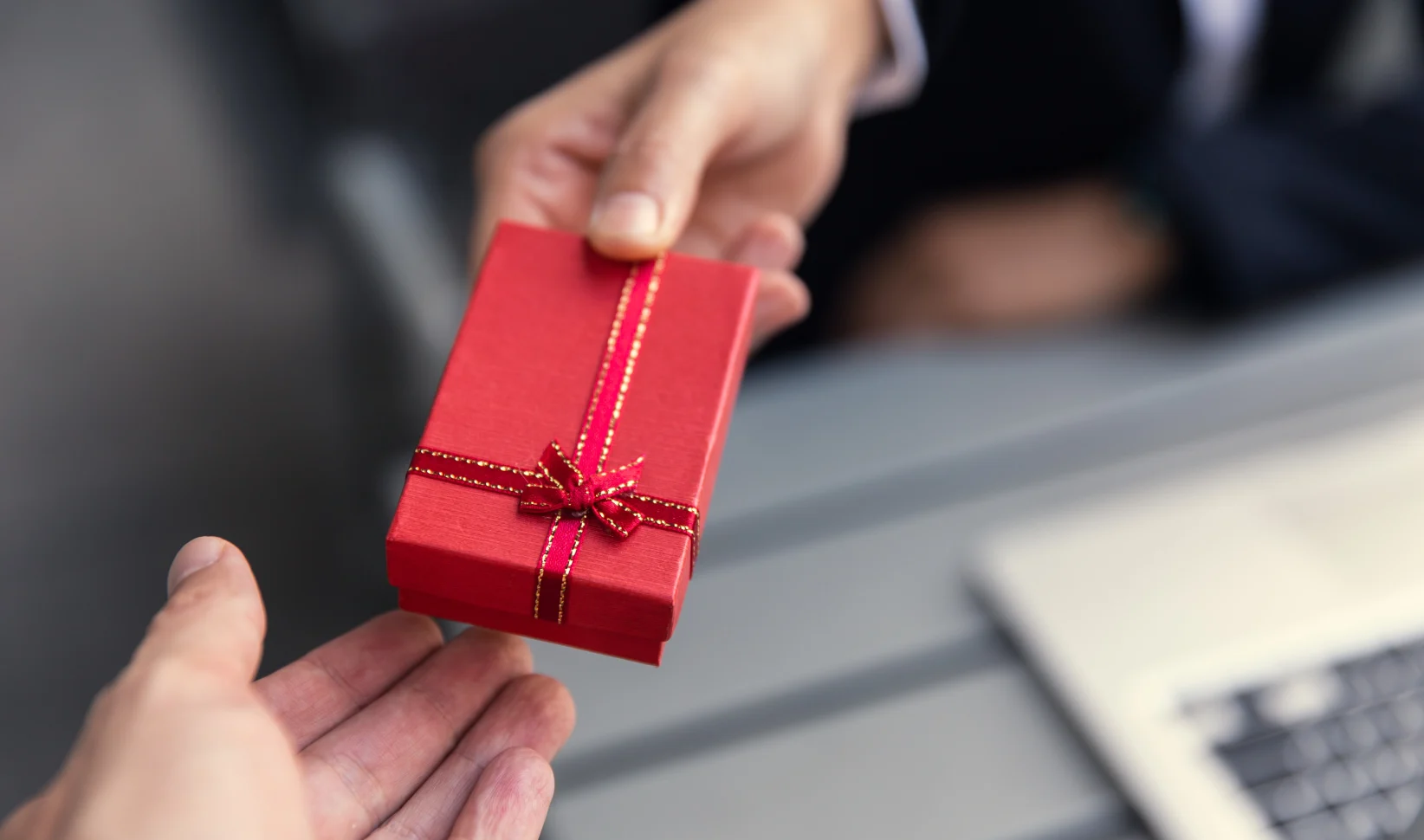 Collega deelt kerstpakketten uit