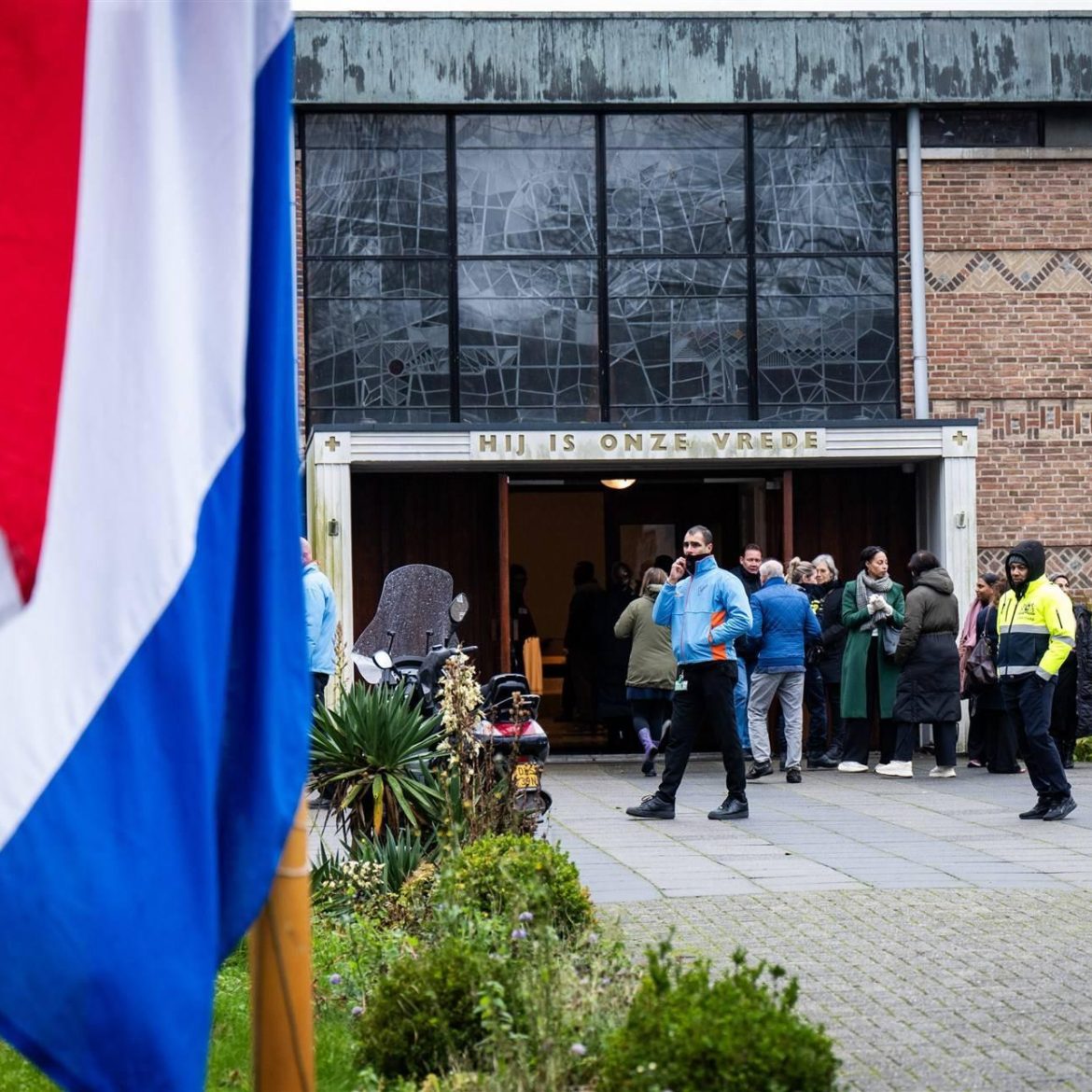 Honderden buurtbewoners bij herdenking van slachtoffers Tarwekamp