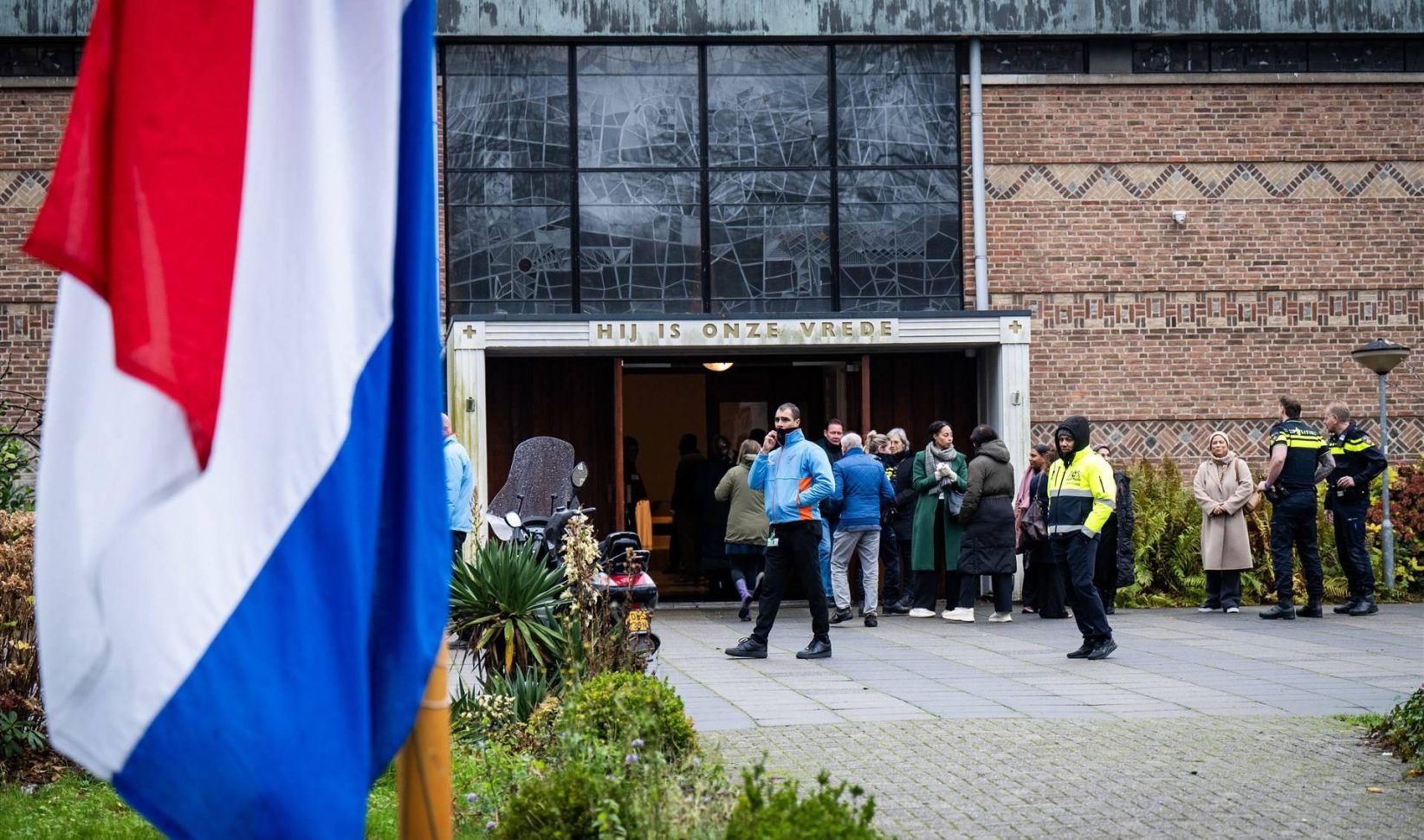 Honderden buurtbewoners bij herdenking van slachtoffers Tarwekamp