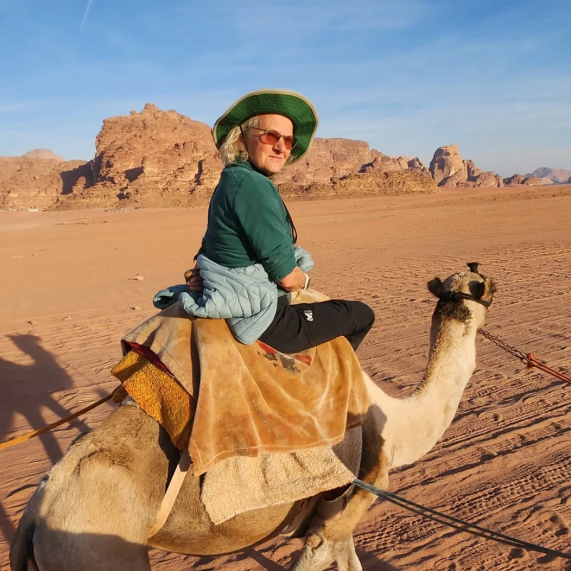 Ireen rijdt op een kameel tijdens vakantie Jordanië