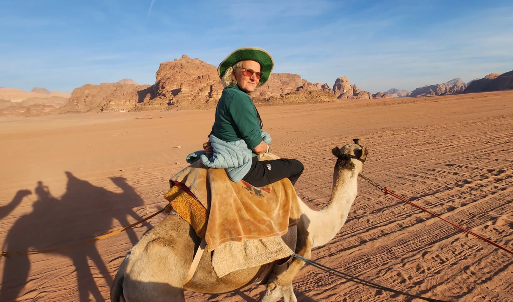 Ireen rijdt op een kameel tijdens vakantie Jordanië - ireen vakantie pensioen