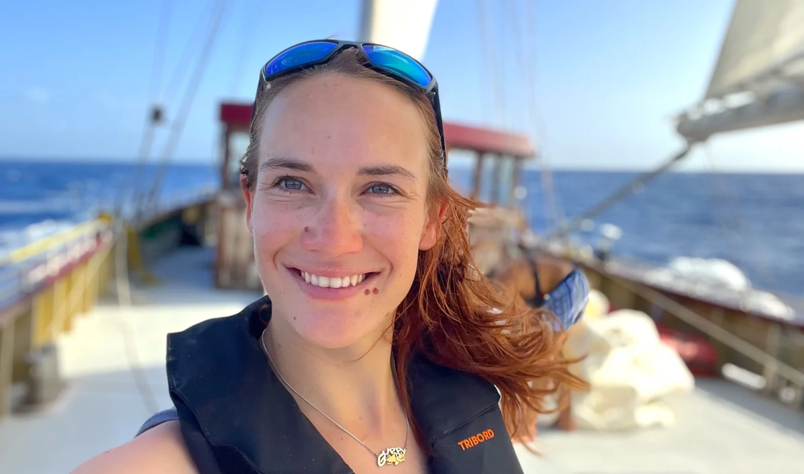 Laura Dekker op een zeilboot