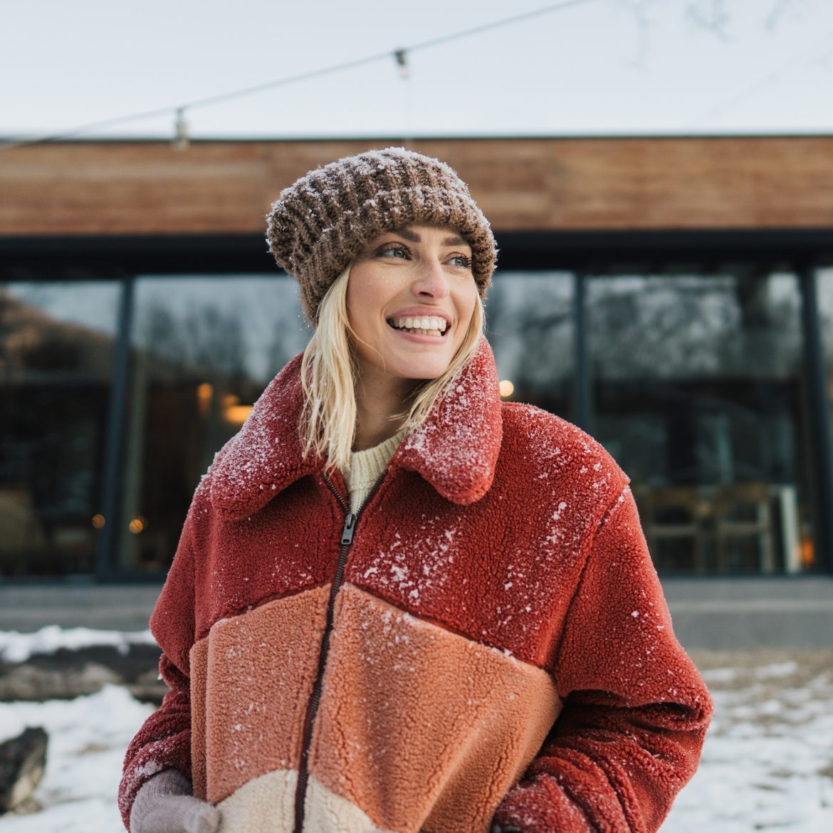 vrouw in de winter met sneeuw en muts