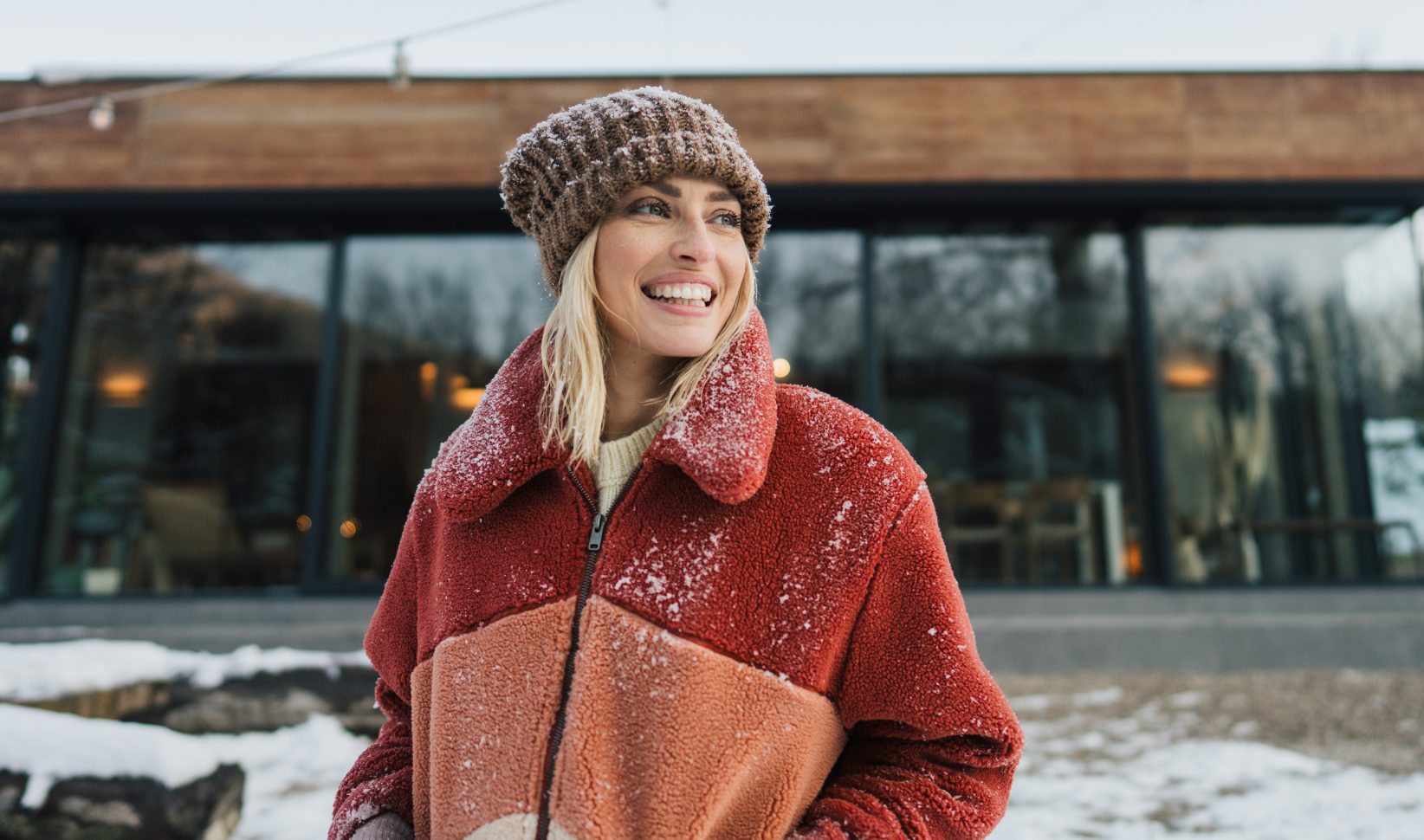 vrouw in de winter met sneeuw en muts