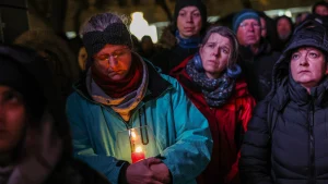 Thumbnail voor Vermoedelijke aanslag kerstmarkt Maagdenburg herdacht: 'Samen om elkaar te steunen en te verdragen wat onbegrijpelijk is'