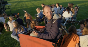 Thumbnail voor Familie Blom in 'Een Huis Vol' druk in de weer met slaapfeestje in weiland