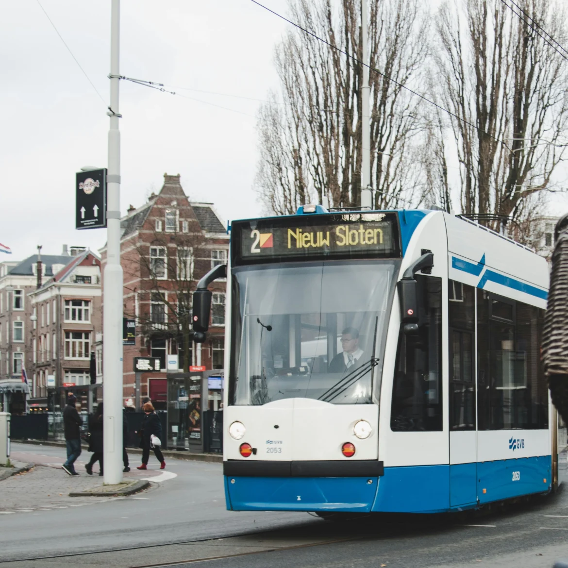 Amsterdamse trambestuurder ontslagen na 13 jaar dienst om kijken op telefoon: 'Bezorgd om pasgeboren baby'