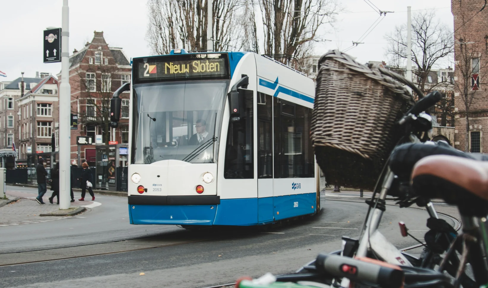 Amsterdamse trambestuurder ontslagen na 13 jaar dienst om kijken op telefoon: 'Bezorgd om pasgeboren baby'