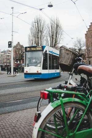 Thumbnail voor Amsterdamse trambestuurder ontslagen na 13 jaar dienst om kijken op telefoon: 'Bezorgd om pasgeboren baby'