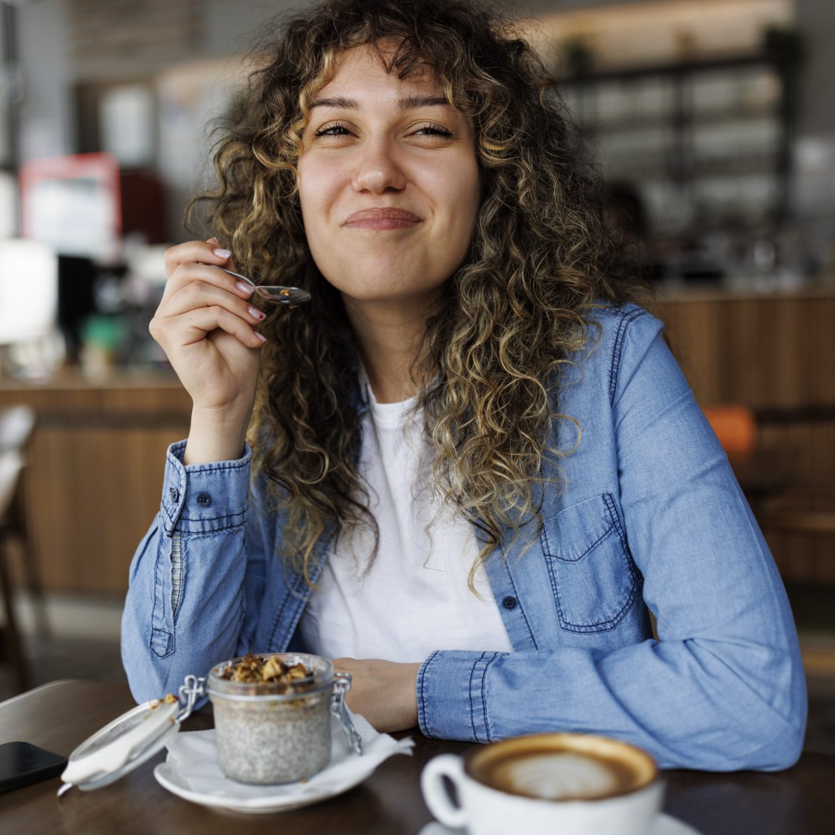 vrouw eet dessert