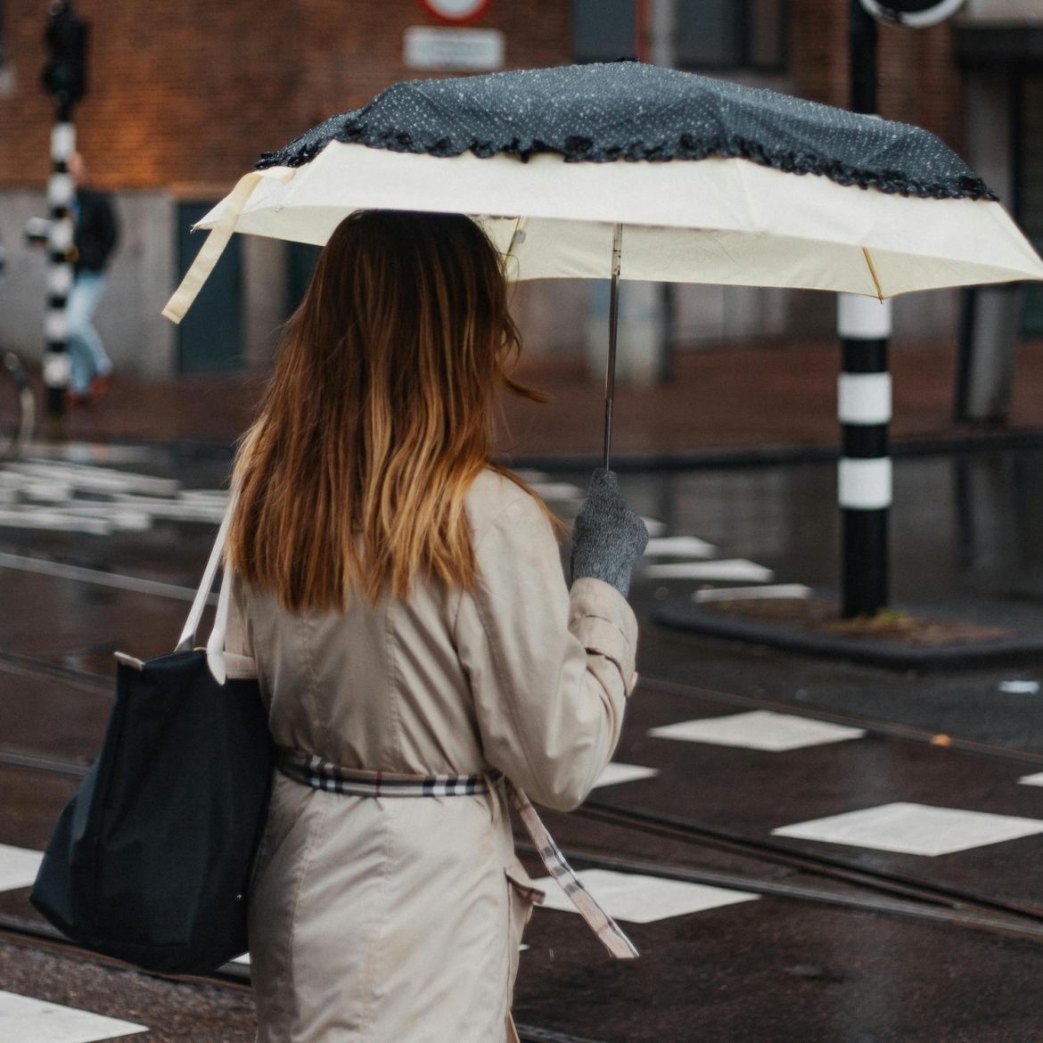 het weer in 2024 | vrouw met paraplu