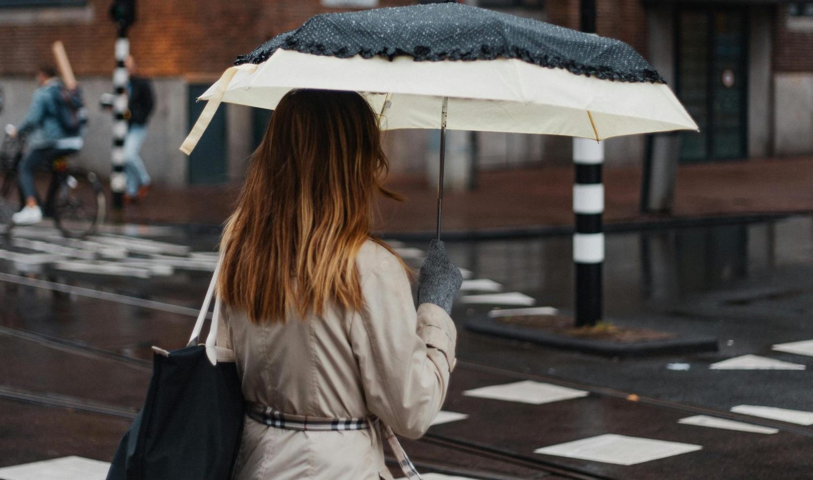 het weer in 2024 | vrouw met paraplu