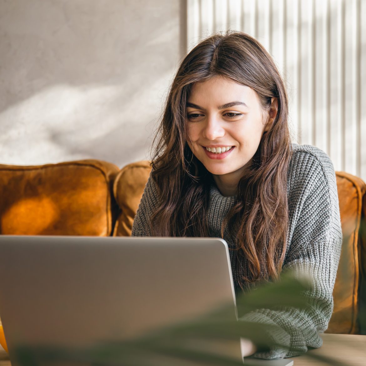 vrouw achter laptop voor persoonlijke groei