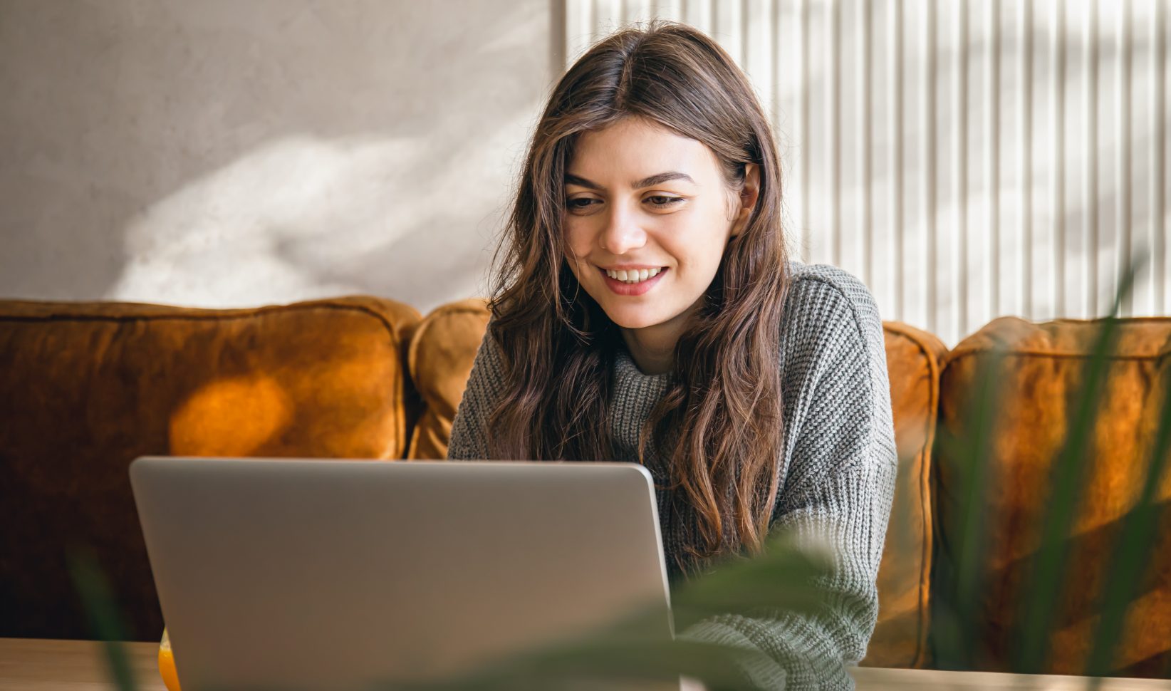 vrouw achter laptop voor persoonlijke groei