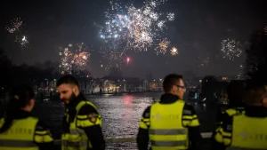 Thumbnail voor Noodknop op portofoons politie werkte niet tijdens jaarwisseling: 'Door het oog van de naald gekropen'