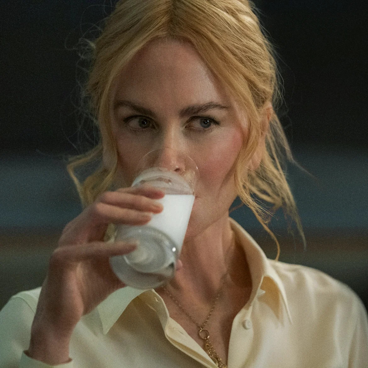 Nicole Kidman drinkt glas melk in Babygirl