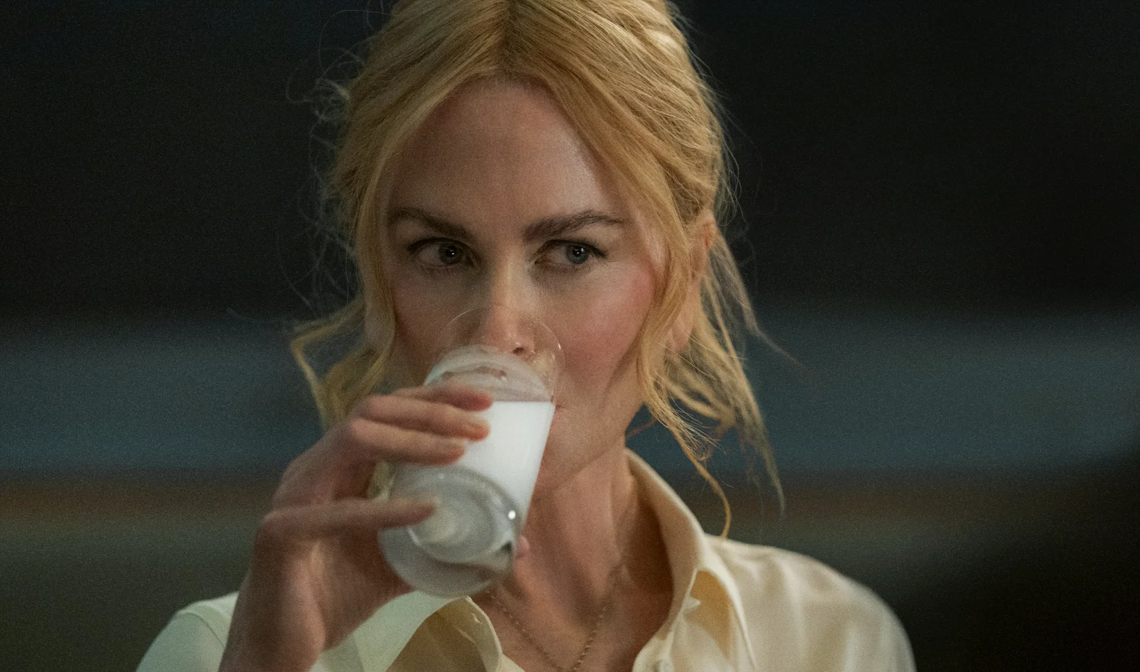 Nicole Kidman drinkt glas melk in Babygirl