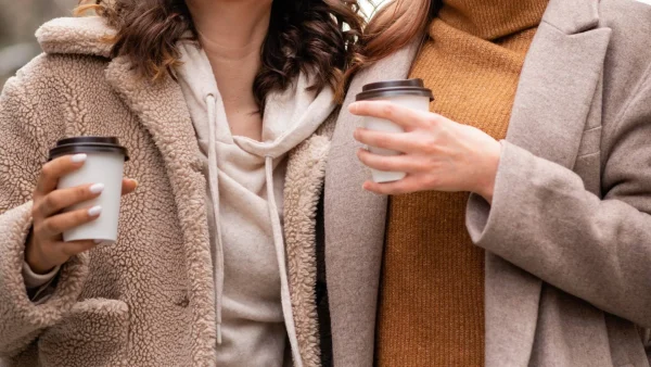 Vriendinnen drinken samen koffie | Vriendschap